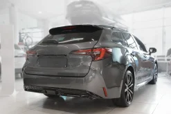 Dekorlist baklucka Toyota Corolla E210 Touring Sports / GR Sports 2018– Blank Svart