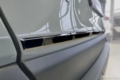 Dekorlist baklucka Toyota RAV4 V XA50 / Hybrid PHEV GR 2018– Blank Svart