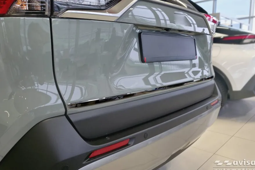 Dekorlist baklucka Toyota RAV4 V XA50 / Hybrid PHEV GR 2018– Blank Svart