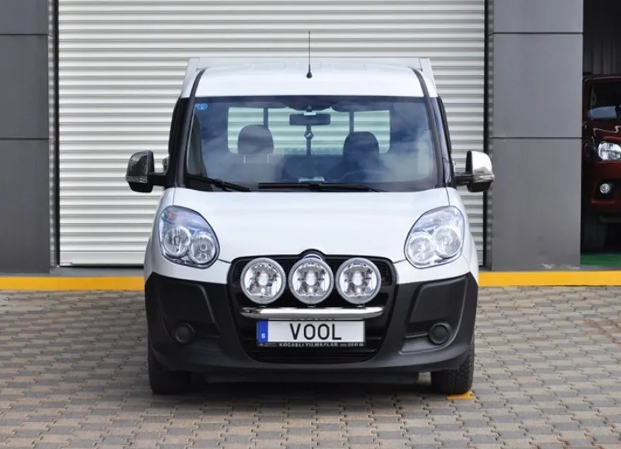 Modellanpassad Voolbar Ljusbåge till Fiat Doblo 2011-2014 Fästen för 2 extraljus