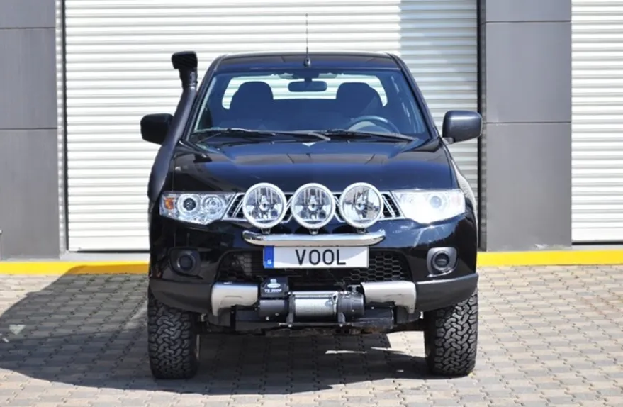 Modellanpassad Voolbar Ljusbåge till Mitsubishi L200 2007-2015 Fästen för 2 extraljus